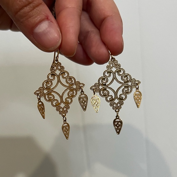 Light Weight Elegant Gold Filigree Earrings - Picture 4 of 7